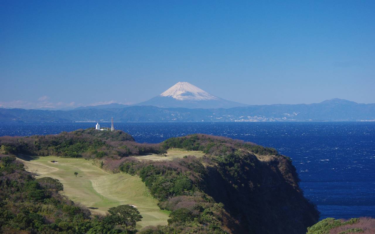 富士山に向かってゴルフ場全景